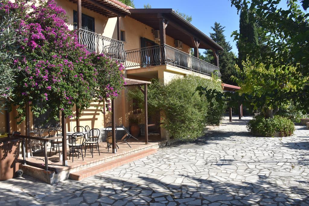 Azienda Agrituristica Biologica Il Querceto Santa Severina Eksteriør bilde